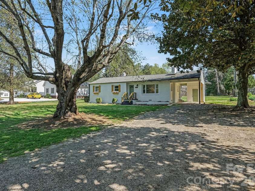 416 Old Mountain Road, Statesville, NC 28677.  MLS# CAR4341501, YatesRealty ID 9046. 