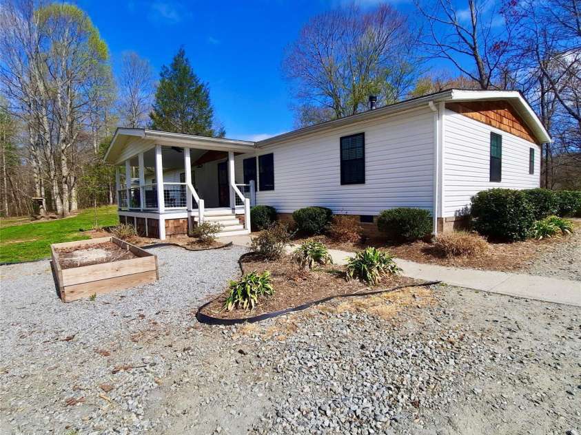 119 Grant Lane, Saluda, NC 28773.  MLS# CAR4360220, YatesRealty ID 9048. 