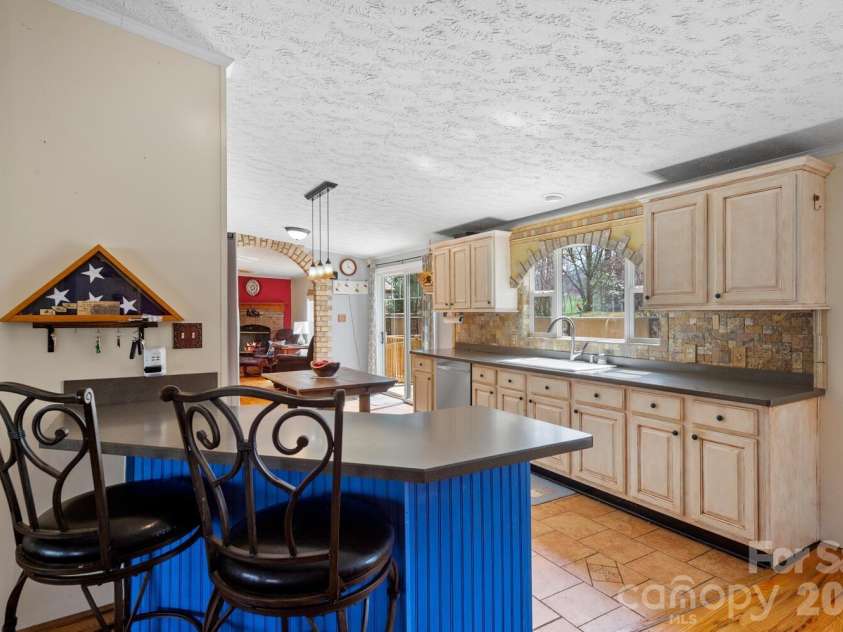 18 Henry White Lane, Leicester, NC 28748.  MLS# CAR4336718, YatesRealty ID 9050. 