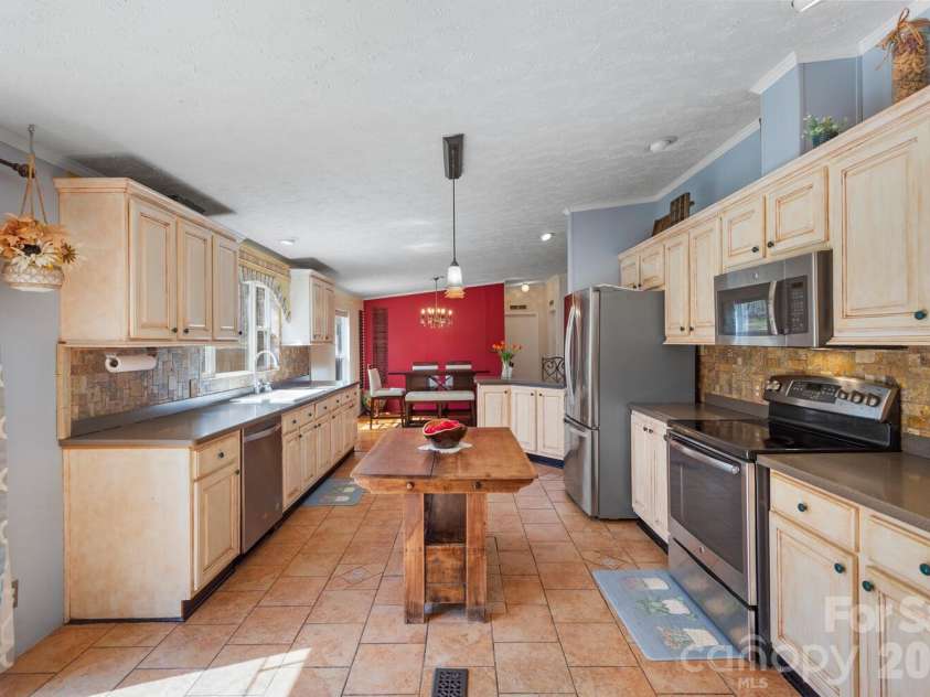 18 Henry White Lane, Leicester, NC 28748.  MLS# CAR4336718, YatesRealty ID 9050. 