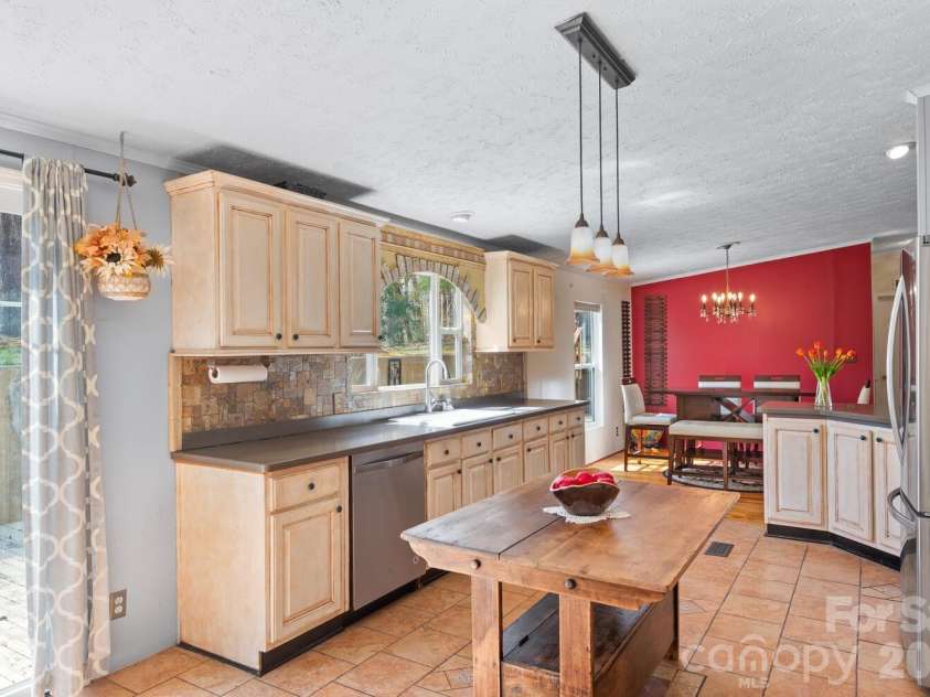 18 Henry White Lane, Leicester, NC 28748.  MLS# CAR4336718, YatesRealty ID 9050. 