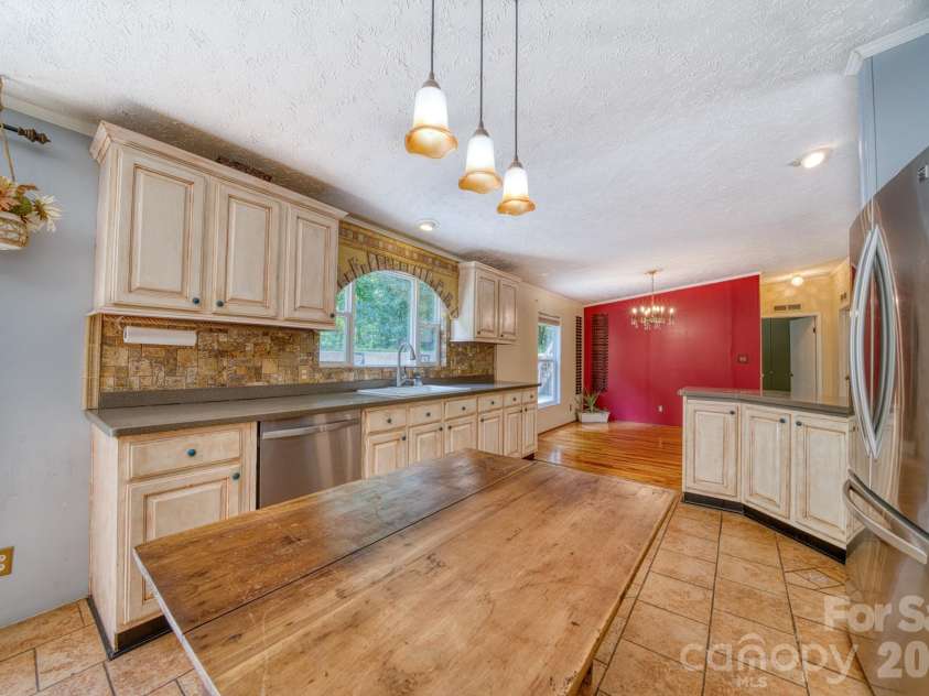 18 Henry White Lane, Leicester, NC 28748.  MLS# CAR4419769, YatesRealty ID 9050. 