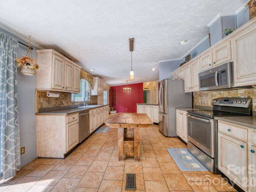18 Henry White Lane, Leicester, NC 28748.  MLS# CAR4419769, YatesRealty ID 9050. 