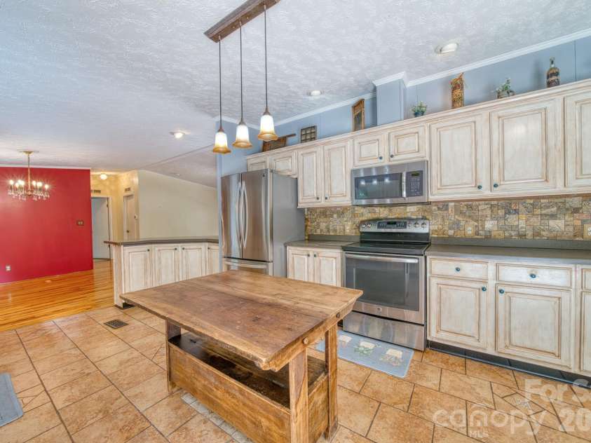 18 Henry White Lane, Leicester, NC 28748.  MLS# CAR4419769, YatesRealty ID 9050. 