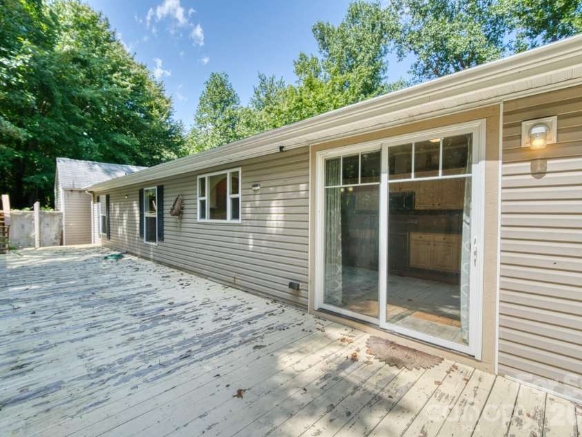 18 Henry White Lane, Leicester, NC 28748.  MLS# CAR4419769, YatesRealty ID 9050. 