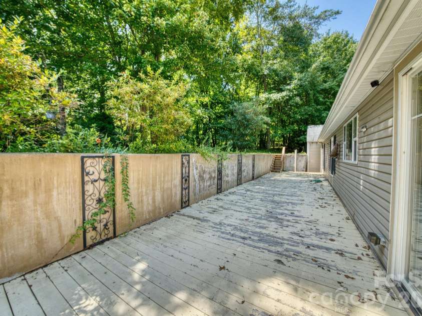 18 Henry White Lane, Leicester, NC 28748.  MLS# CAR4419769, YatesRealty ID 9050. 