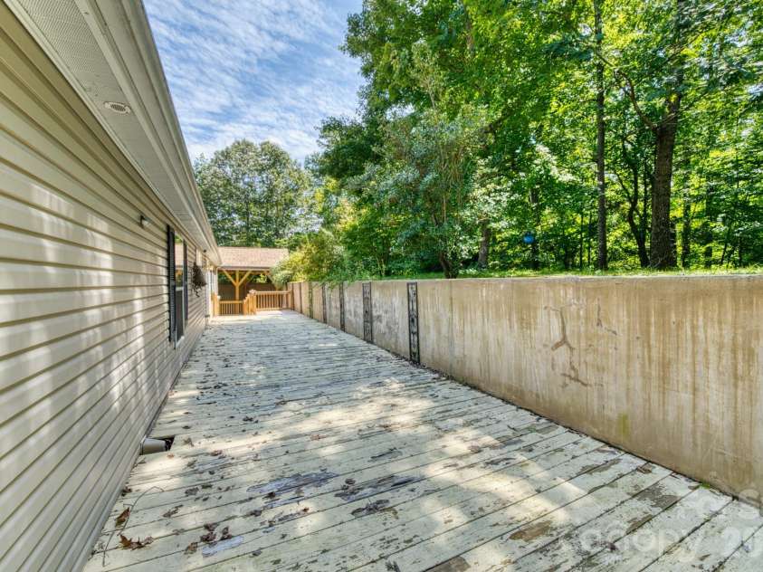 18 Henry White Lane, Leicester, NC 28748.  MLS# CAR4419769, YatesRealty ID 9050. 