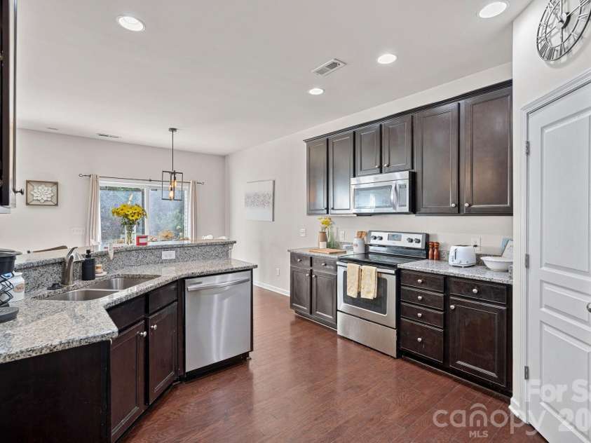 2219 Whitford Lane, Charlotte, NC 28210.  MLS# CAR4362110, YatesRealty ID 9052. 
