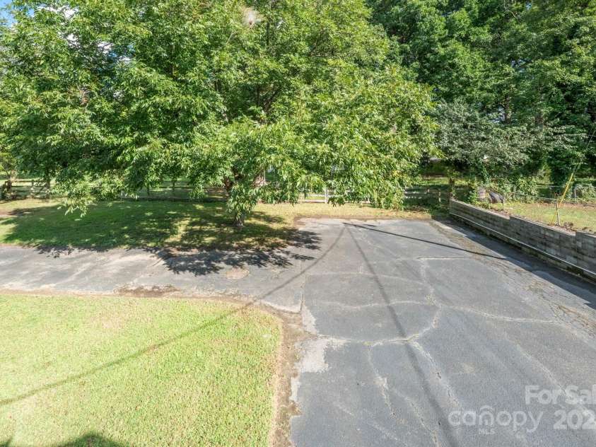 511 Villa Street, Kannapolis, NC 28083.  MLS# CAR4170205, YatesRealty ID 9053. Driveway to Back of Home