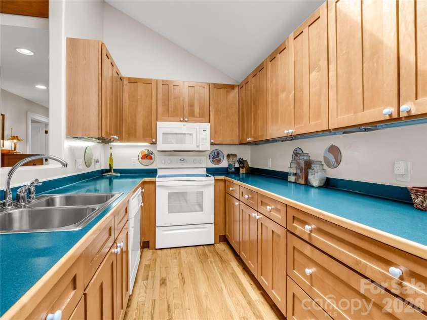 142 Winterview Trail, Hendersonville, NC 28739.  MLS# CAR4300750, YatesRealty ID 9056. Kitchen