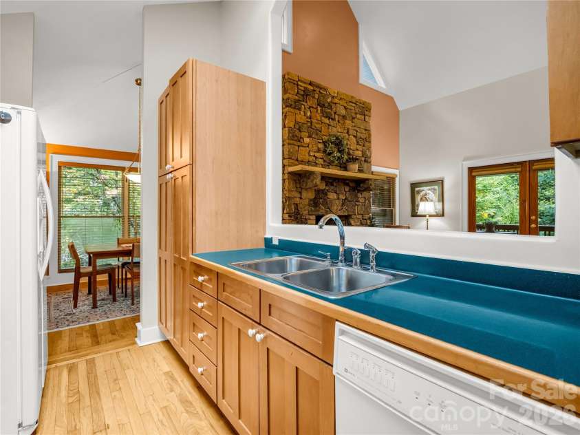 142 Winterview Trail, Hendersonville, NC 28739.  MLS# CAR4300750, YatesRealty ID 9056. Kitchen