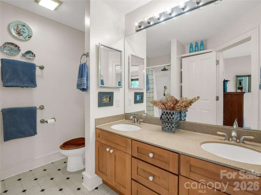 142 Winterview Trail, Hendersonville, NC 28739.  MLS# CAR4300750, YatesRealty ID 9056. Primary bathroom 