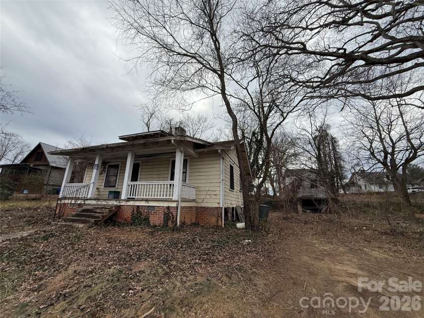 24 Dysart Street, Asheville, NC 28806.  MLS# CAR4339961, YatesRealty ID 9064. 