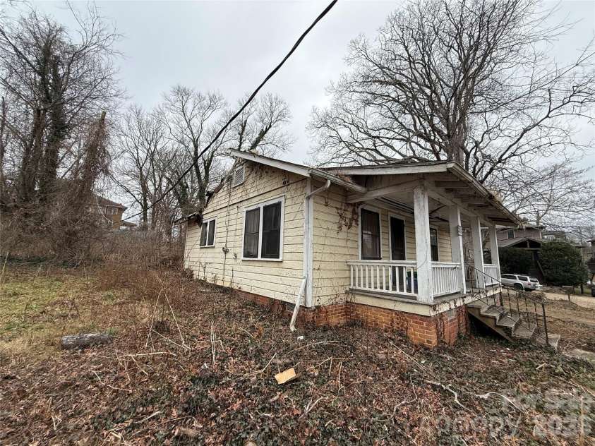 24 Dysart Street, Asheville, NC 28806.  MLS# CAR4339961, YatesRealty ID 9064. 