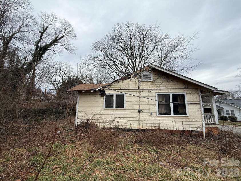 24 Dysart Street, Asheville, NC 28806.  MLS# CAR4339961, YatesRealty ID 9064. 