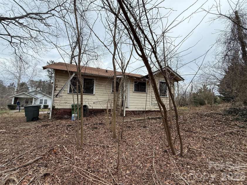 24 Dysart Street, Asheville, NC 28806.  MLS# CAR4339961, YatesRealty ID 9064. 