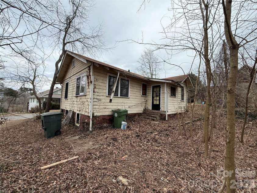 24 Dysart Street, Asheville, NC 28806.  MLS# CAR4339961, YatesRealty ID 9064. 