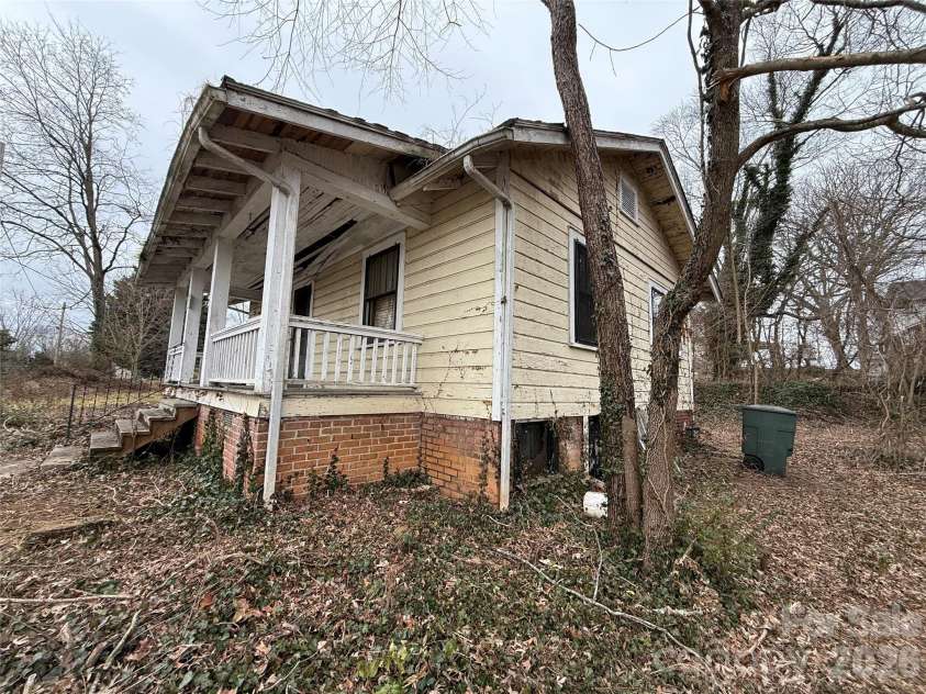 24 Dysart Street, Asheville, NC 28806.  MLS# CAR4339961, YatesRealty ID 9064. 
