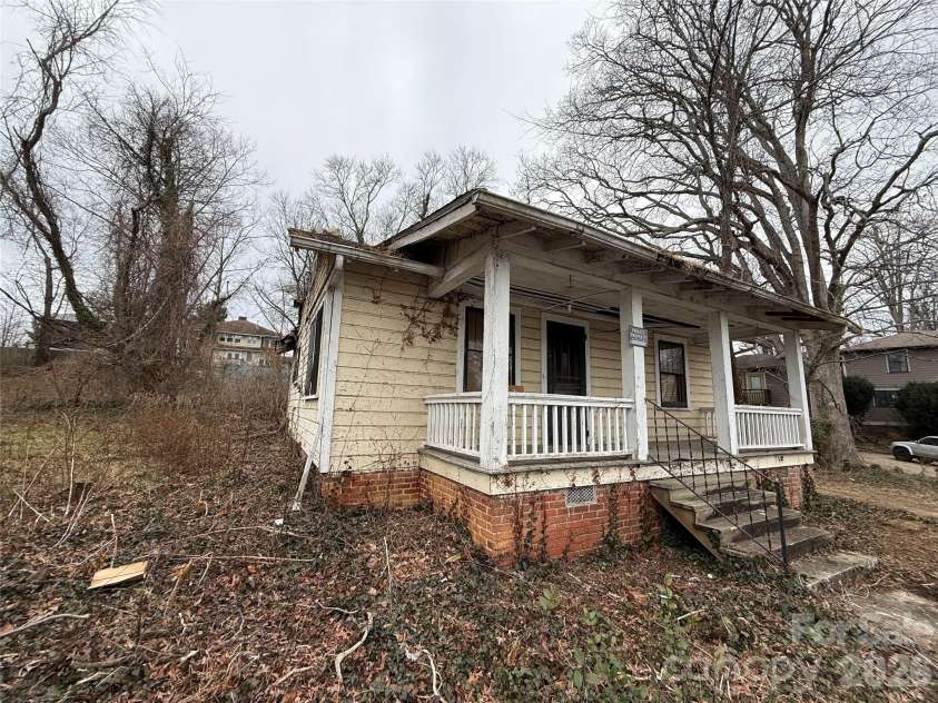24 Dysart Street, Asheville, NC 28806.  MLS# CAR4339961, YatesRealty ID 9064. 