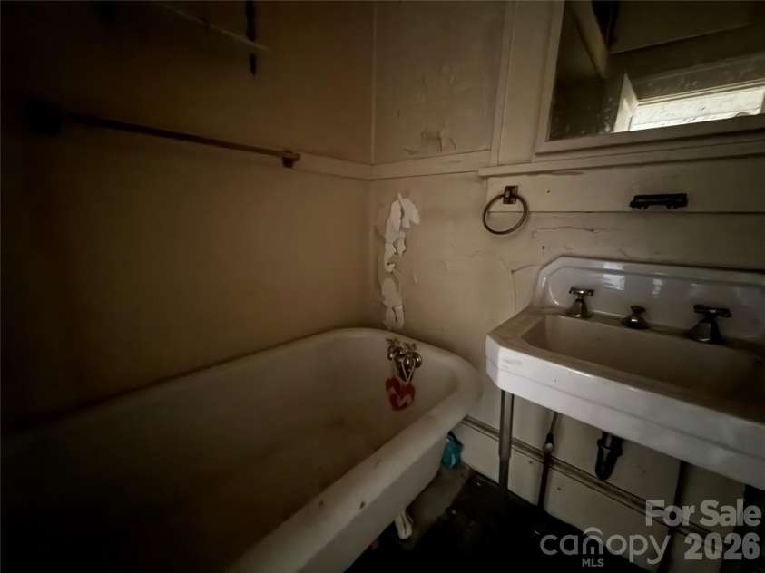 24 Dysart Street, Asheville, NC 28806.  MLS# CAR4339961, YatesRealty ID 9064. 