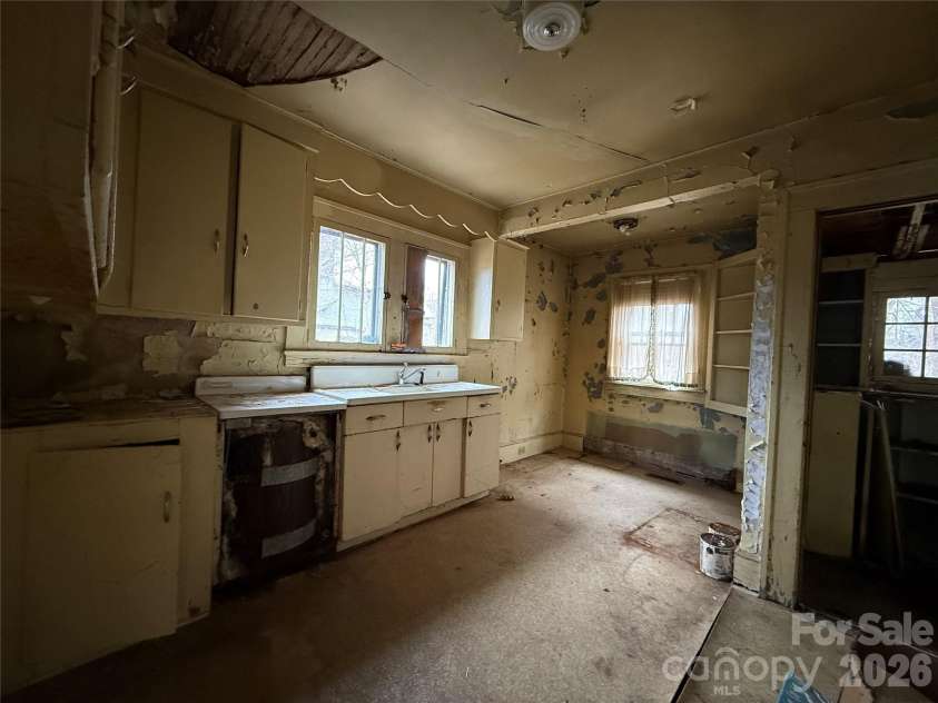 24 Dysart Street, Asheville, NC 28806.  MLS# CAR4339961, YatesRealty ID 9064. 