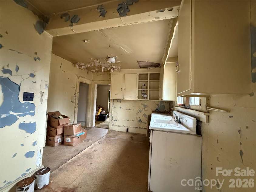 24 Dysart Street, Asheville, NC 28806.  MLS# CAR4339961, YatesRealty ID 9064. 