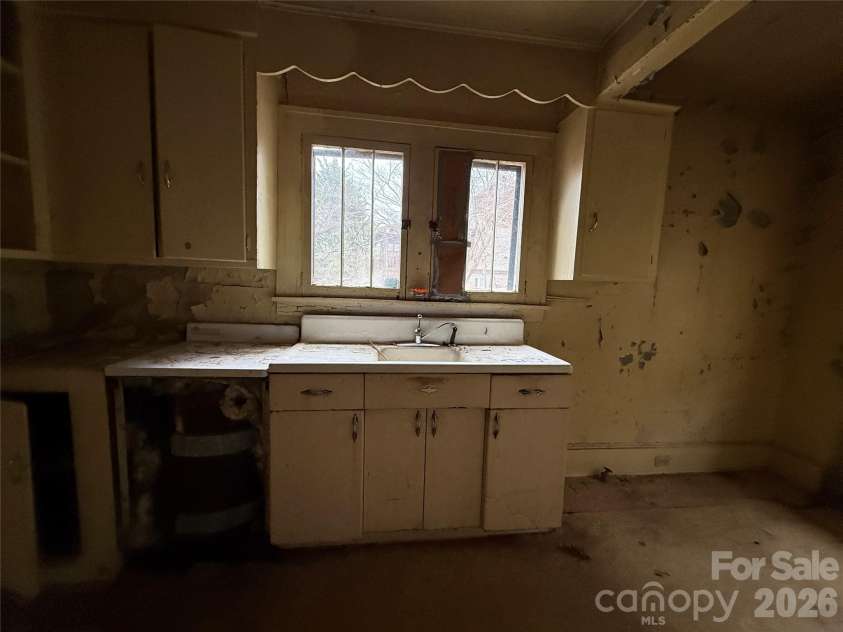 24 Dysart Street, Asheville, NC 28806.  MLS# CAR4339961, YatesRealty ID 9064. 