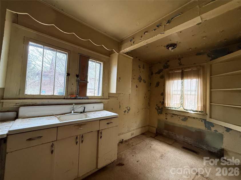 24 Dysart Street, Asheville, NC 28806.  MLS# CAR4339961, YatesRealty ID 9064. 
