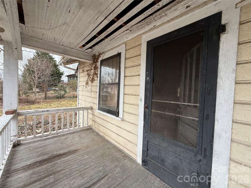 24 Dysart Street, Asheville, NC 28806.  MLS# CAR4339961, YatesRealty ID 9064. 