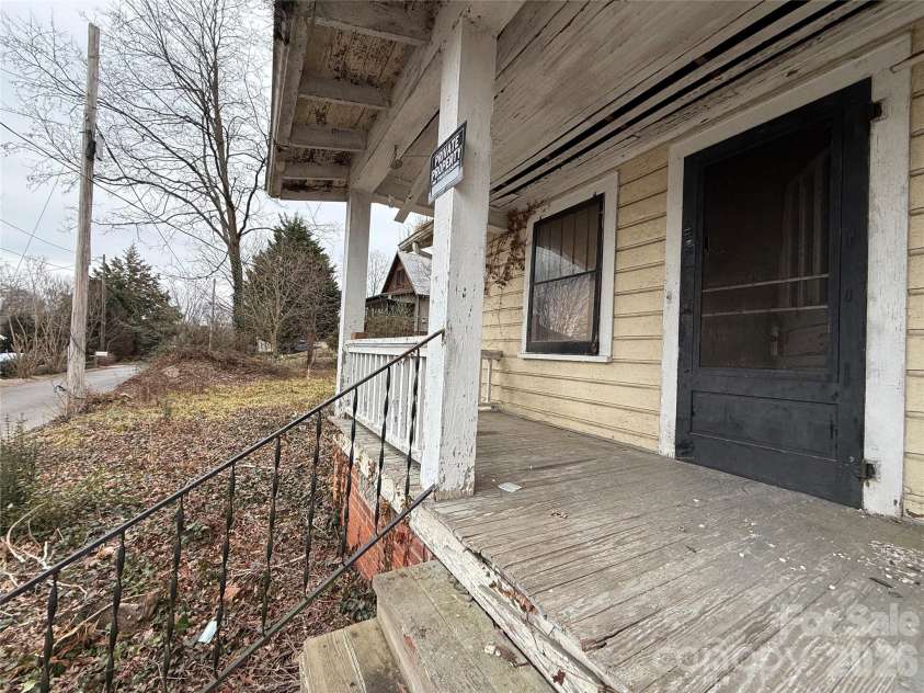 24 Dysart Street, Asheville, NC 28806.  MLS# CAR4339961, YatesRealty ID 9064. 