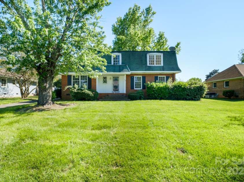 1018 Carysbrook Lane, Charlotte, NC 28217.  MLS# CAR4195421, YatesRealty ID 9066. 