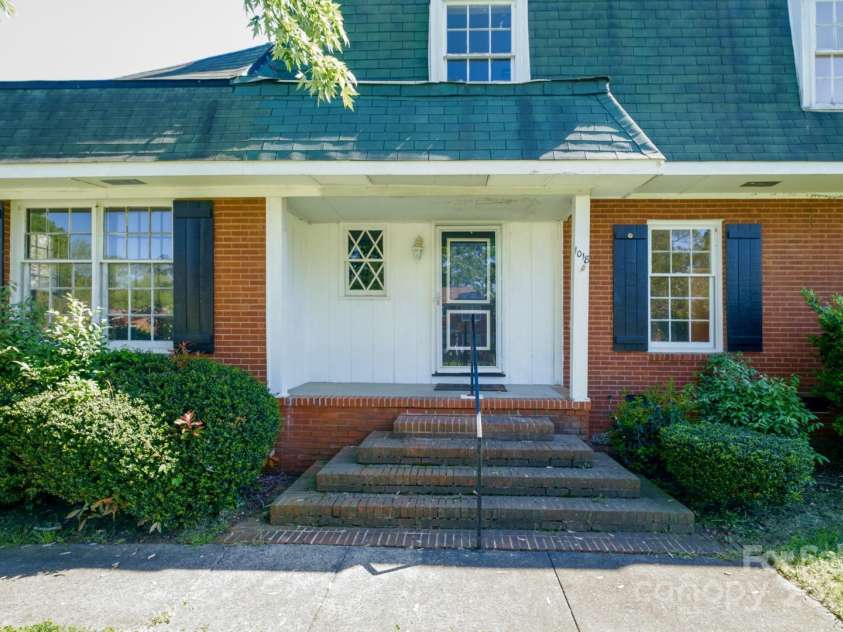1018 Carysbrook Lane, Charlotte, NC 28217.  MLS# CAR4195421, YatesRealty ID 9066. 