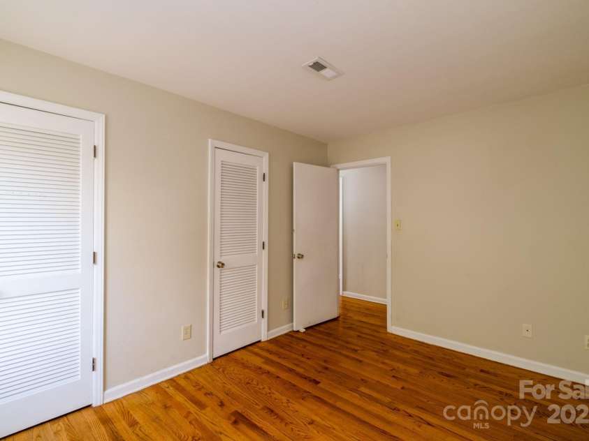 1018 Carysbrook Lane, Charlotte, NC 28217.  MLS# CAR4195421, YatesRealty ID 9066. 