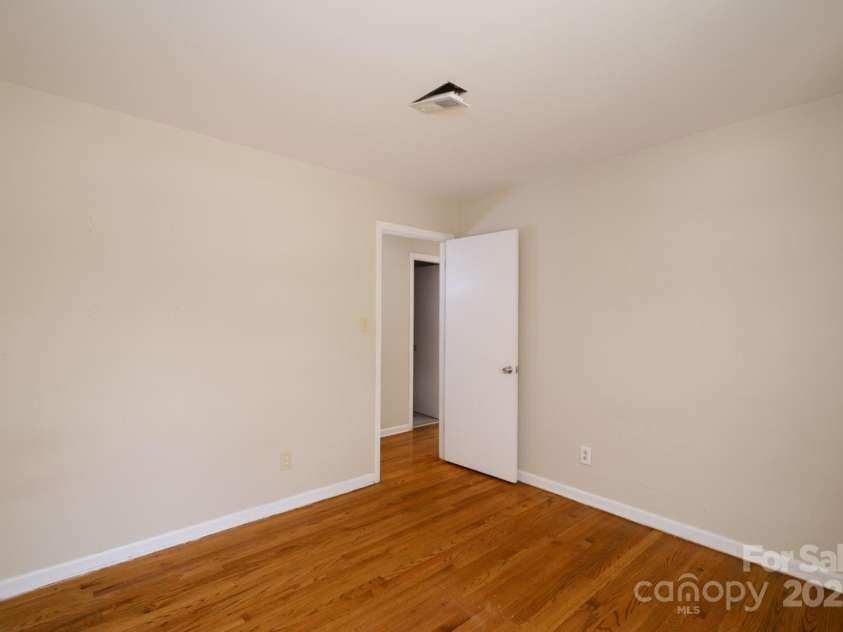 1018 Carysbrook Lane, Charlotte, NC 28217.  MLS# CAR4195421, YatesRealty ID 9066. 