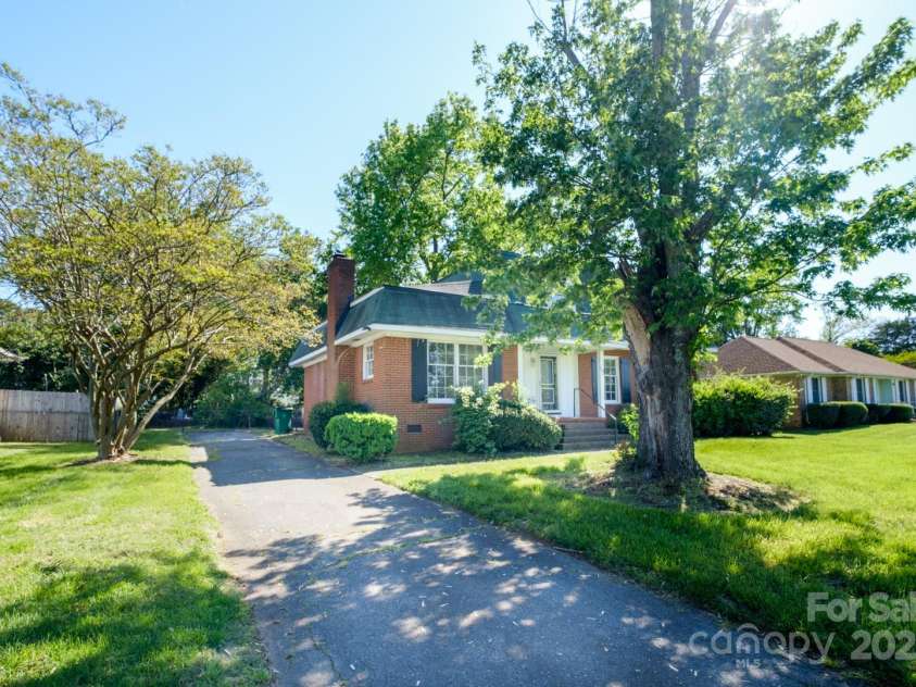 1018 Carysbrook Lane, Charlotte, NC 28217.  MLS# CAR4195421, YatesRealty ID 9066. 