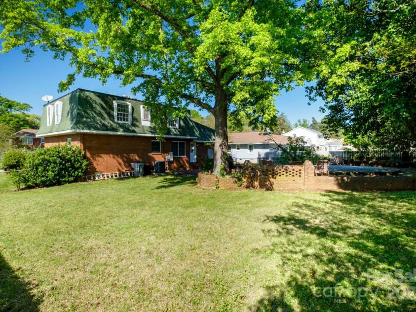 1018 Carysbrook Lane, Charlotte, NC 28217.  MLS# CAR4195421, YatesRealty ID 9066. 