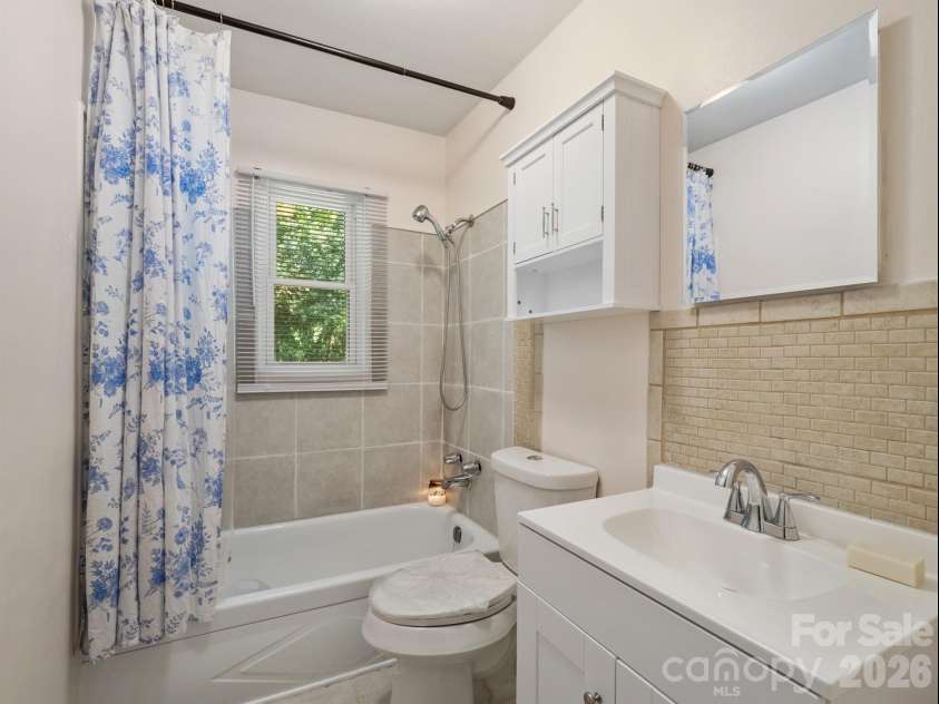 1609 Taylor Avenue, Charlotte, NC 28216.  MLS# CAR4362734, YatesRealty ID 9068. 