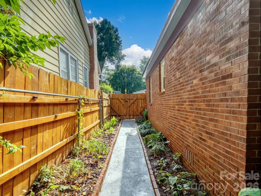 1609 Taylor Avenue, Charlotte, NC 28216.  MLS# CAR4362734, YatesRealty ID 9068. 