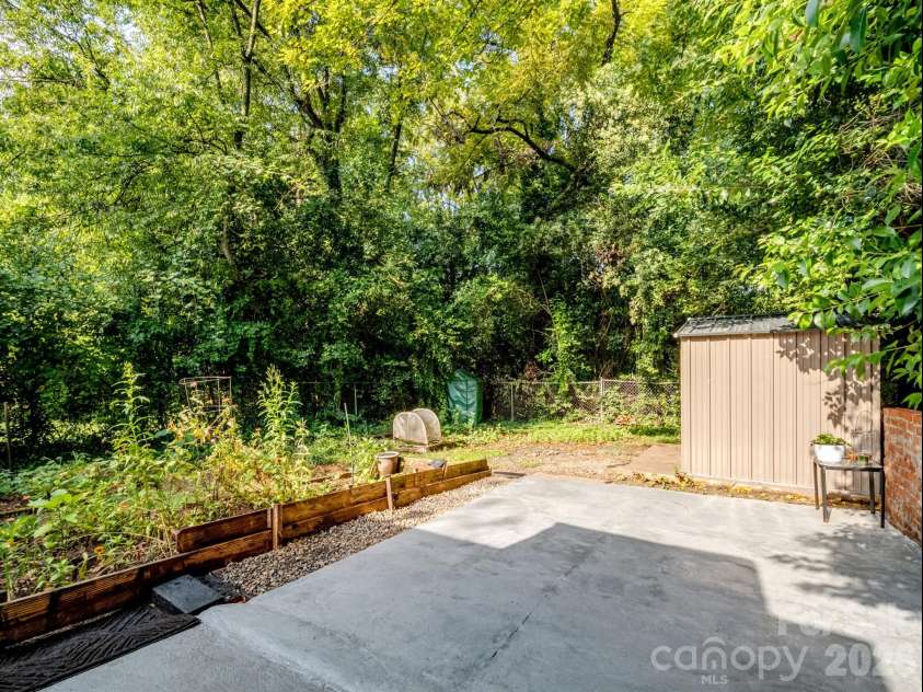 1609 Taylor Avenue, Charlotte, NC 28216.  MLS# CAR4362734, YatesRealty ID 9068. 