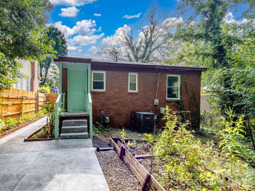 1609 Taylor Avenue, Charlotte, NC 28216.  MLS# CAR4362734, YatesRealty ID 9068. 