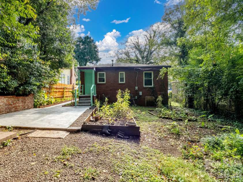 1609 Taylor Avenue, Charlotte, NC 28216.  MLS# CAR4362734, YatesRealty ID 9068. 