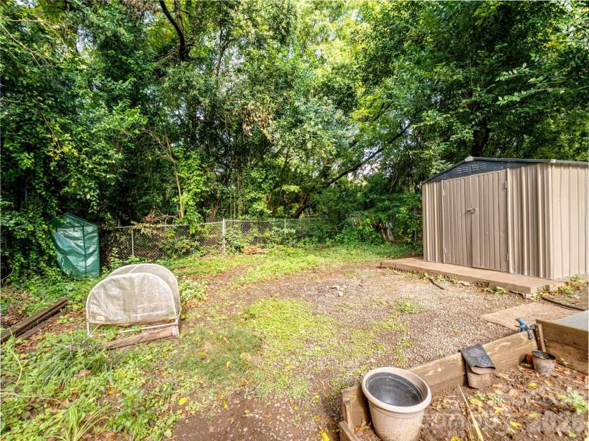 1609 Taylor Avenue, Charlotte, NC 28216.  MLS# CAR4362734, YatesRealty ID 9068. 