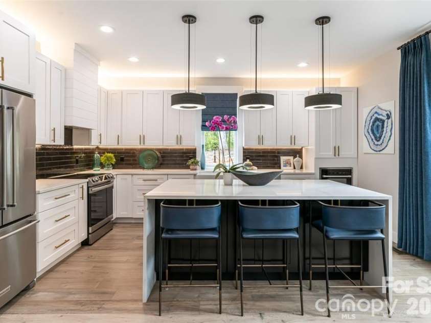 99 Timber Ridge Circle, Leicester, NC 28748.  MLS# CAR4364213, YatesRealty ID 9071. Entertaining and open Chef's Kitchen.