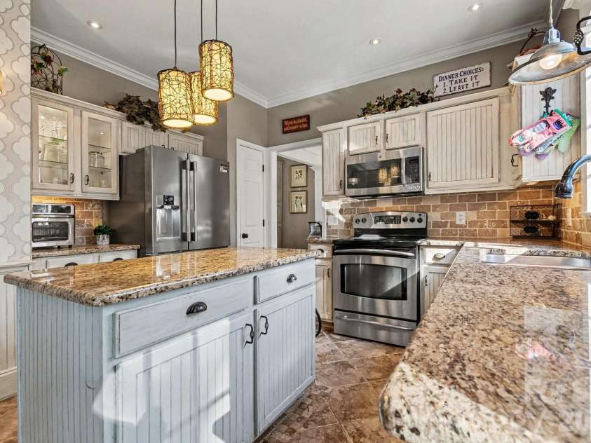 8842 Fieldcroft Drive, Charlotte, NC 28277.  MLS# CAR4355662, YatesRealty ID 9080. 
