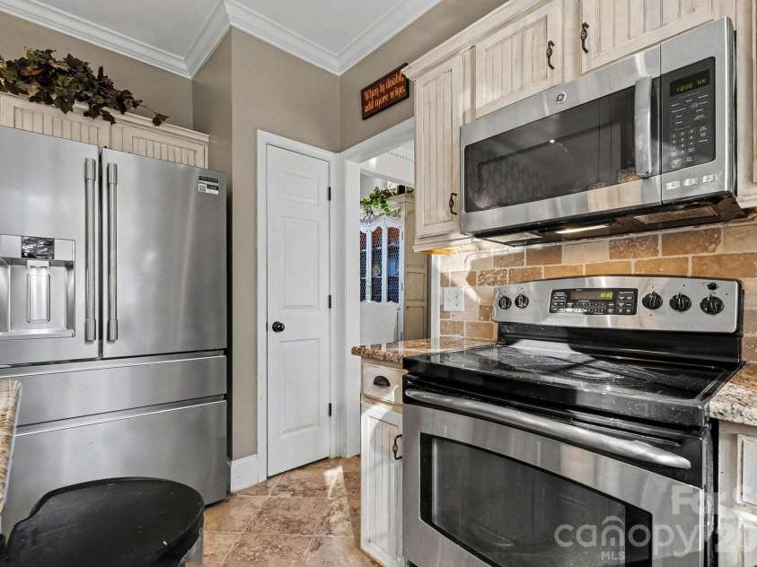 8842 Fieldcroft Drive, Charlotte, NC 28277.  MLS# CAR4355662, YatesRealty ID 9080. 