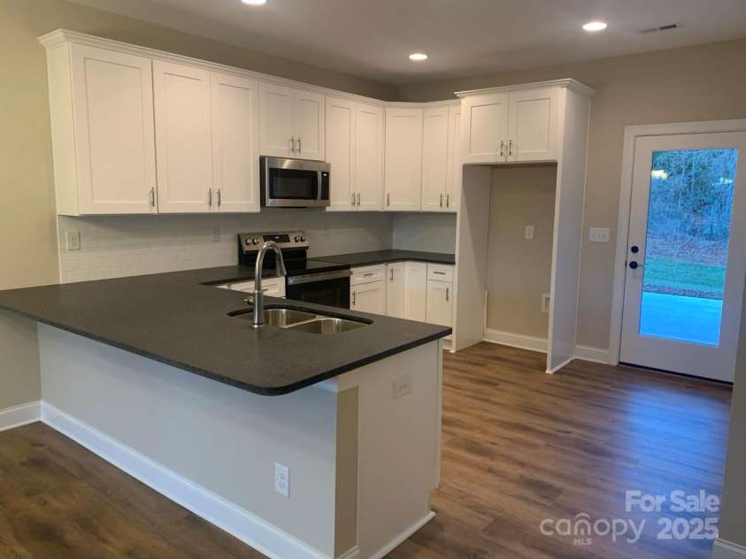 118 Abbington Lane, Shelby, NC 28150.  MLS# CAR4153289, YatesRealty ID 9083. The kitchen offers a spacious breakfast bar, stainless steel appliances, granite countertops,...