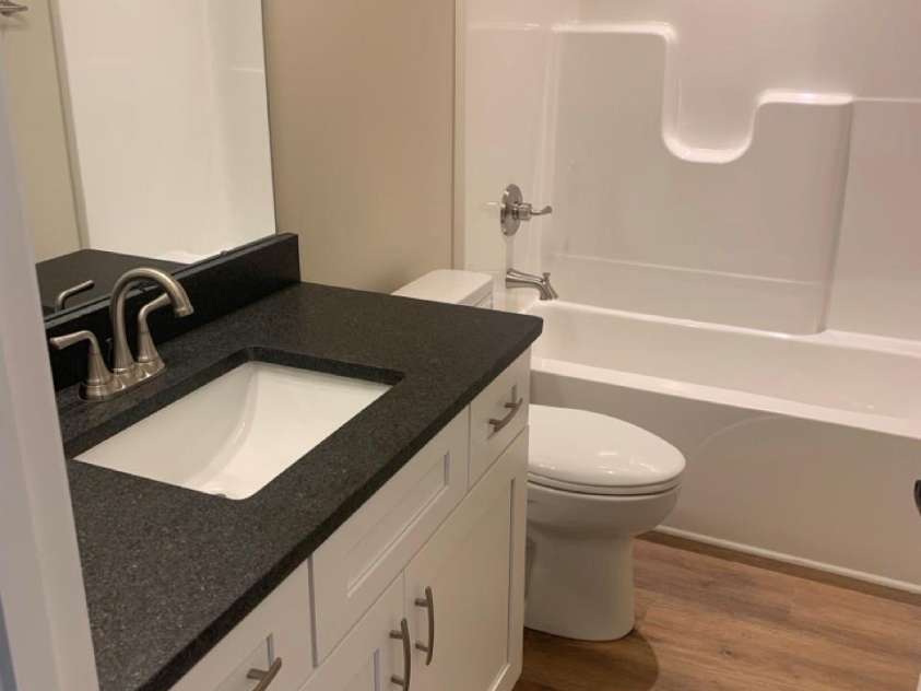 118 Abbington Lane, Shelby, NC 28150.  MLS# CAR4153289, YatesRealty ID 9083. There is a full bath in the hallway.