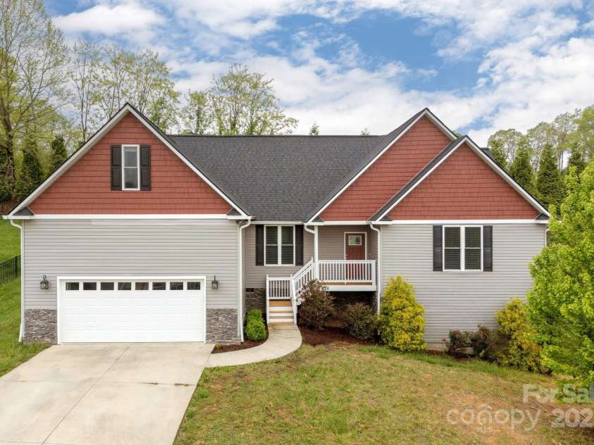 76 Tryon View Drive, Flat Rock, NC 28731.  MLS# CAR4252412, YatesRealty ID 9084. 