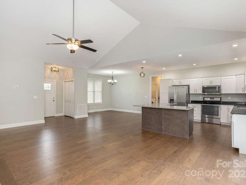 76 Tryon View Drive, Flat Rock, NC 28731.  MLS# CAR4252412, YatesRealty ID 9084. 