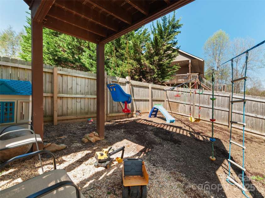 18 Birdsong Lane, Candler, NC 28715.  MLS# CAR4245745, YatesRealty ID 9085. 